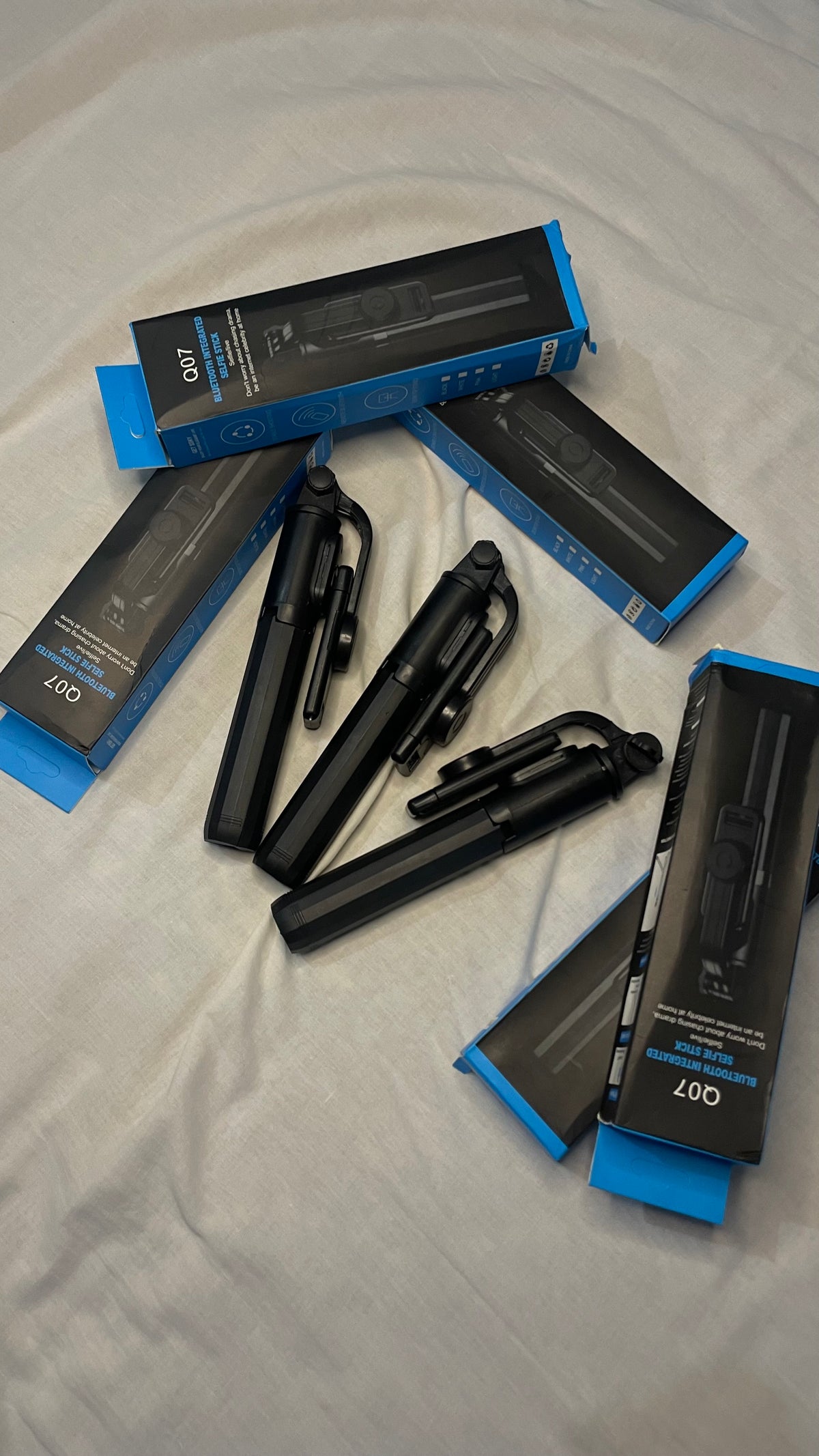 Q07 Bluetooth Integrated tripod with Selfie Stick 📸